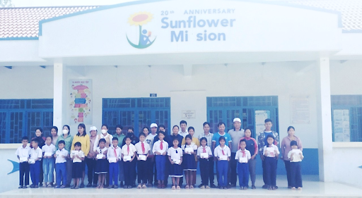 Tổ chức Sunflower Mission/Hoa Kỳ hỗ trợ học bổng cho học sinh có hoàn cảnh khó khăn tại trường TH&THCS...