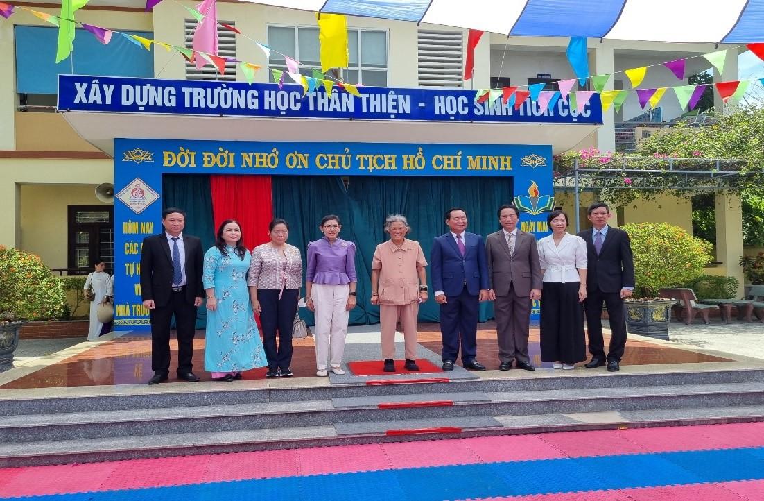 Công chúa Thái Lan Maha Chakri Sirindhorn thăm và làm việc tại Trường Tiểu học Nguyễn Tất Thành,...