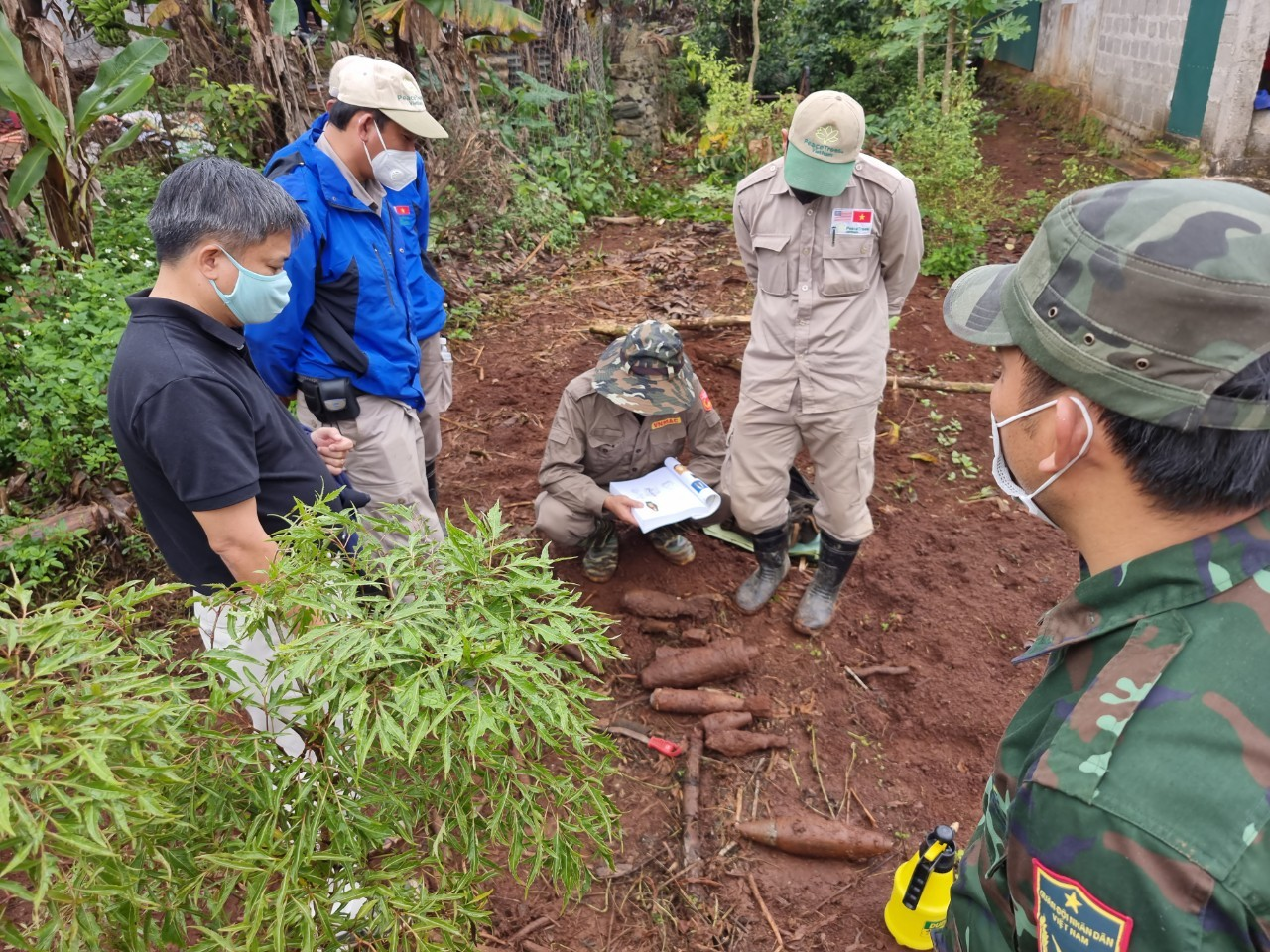 Phối hợp chặt chẽ giữa dự án PTVN QT với BCH Quân sự tỉnh Quảng Trị trong cắt và đốt các loại bom,...