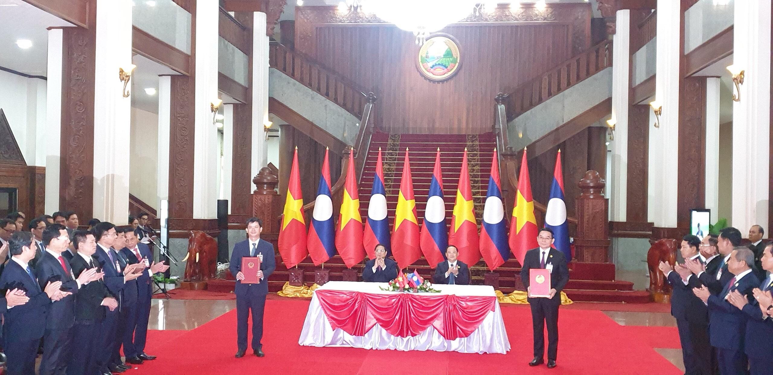 Ký Biên bản ghi nhớ thiết lập mối quan hệ hợp tác hữu nghị giữa Tỉnh ủy Quảng Trị, nước CHXHCN Việt...