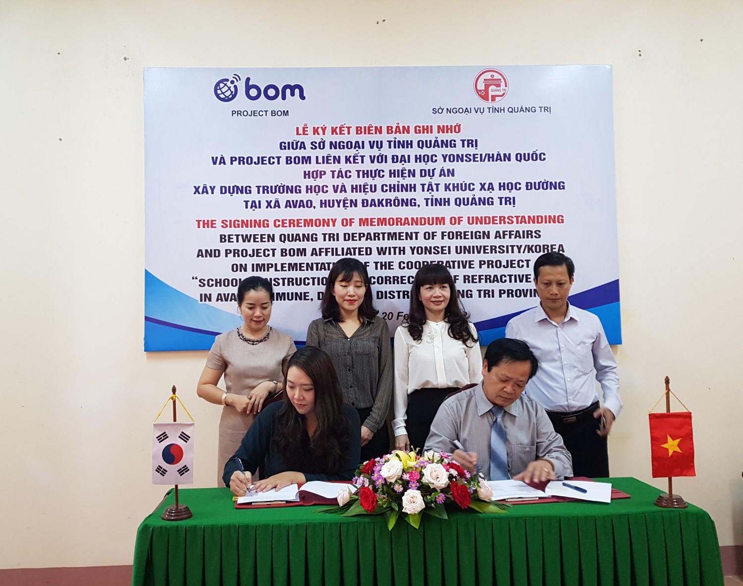 Sở Ngoại vụ tỉnh Quảng Trị ký Biên bản ghi nhớ hợp tác với Tổ chức Project BOM