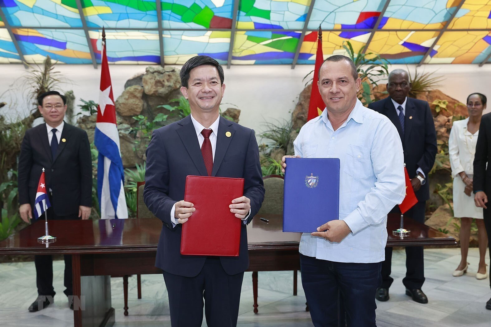 Tỉnh Quảng Trị và tỉnh Holguin, nước Cộng hòa Cuba ký Bản ghi nhớ về việc thiết lập quan hệ hữu...