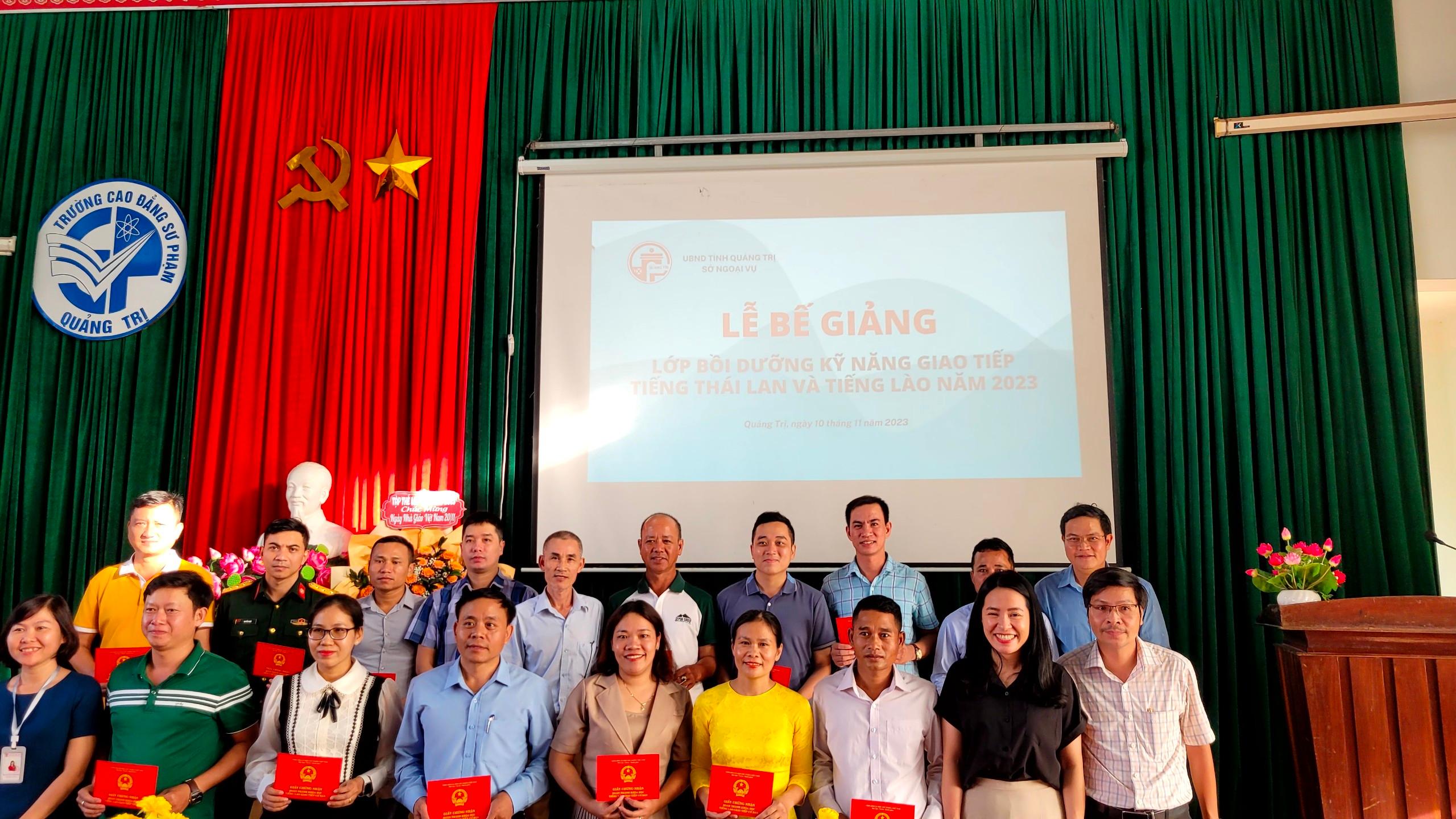 Bế giảng Lớp bồi dưỡng kỹ năng giao tiếp tiếng Thái Lan và tiếng Lào năm 2023