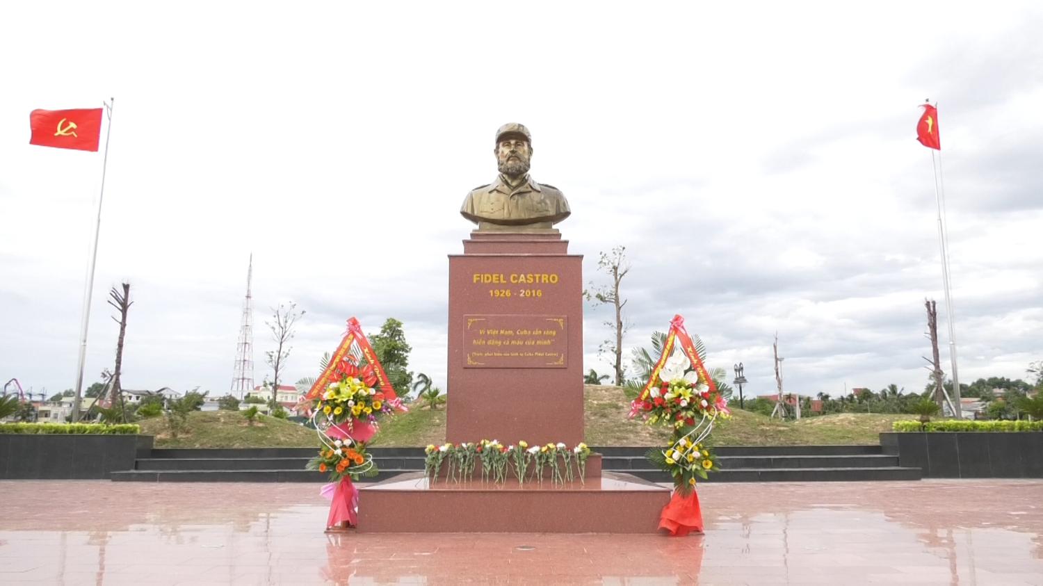 Lễ dâng hoa tưởng niệm 94 năm ngày sinh của lãnh tụ Cuba Fidel Castro tại công viên Fidel, thành...