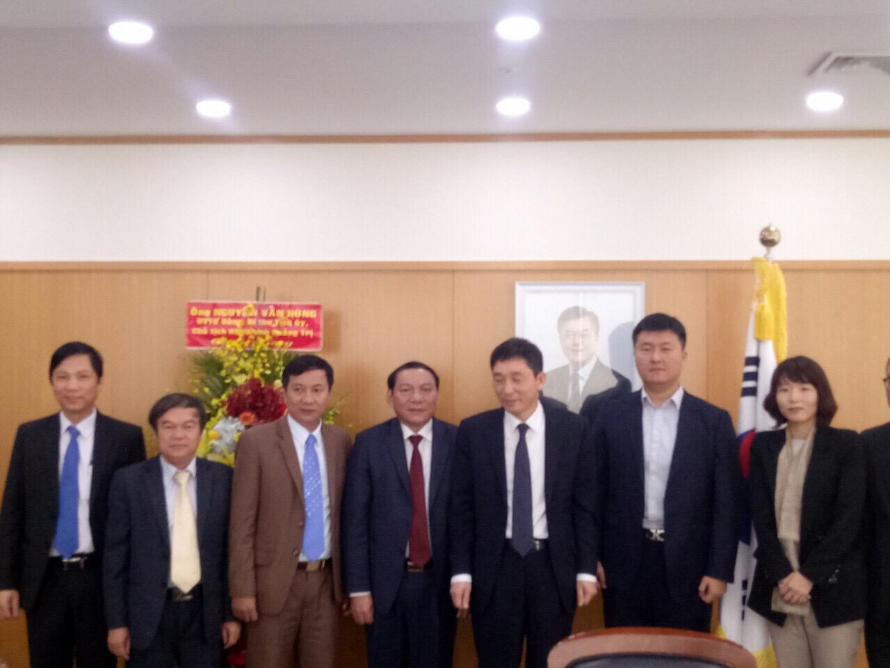 Đồng chí Nguyễn Văn Hùng, Bí thư Tỉnh ủy Quảng Trị làm việc với Đại sứ Hàn Quốc