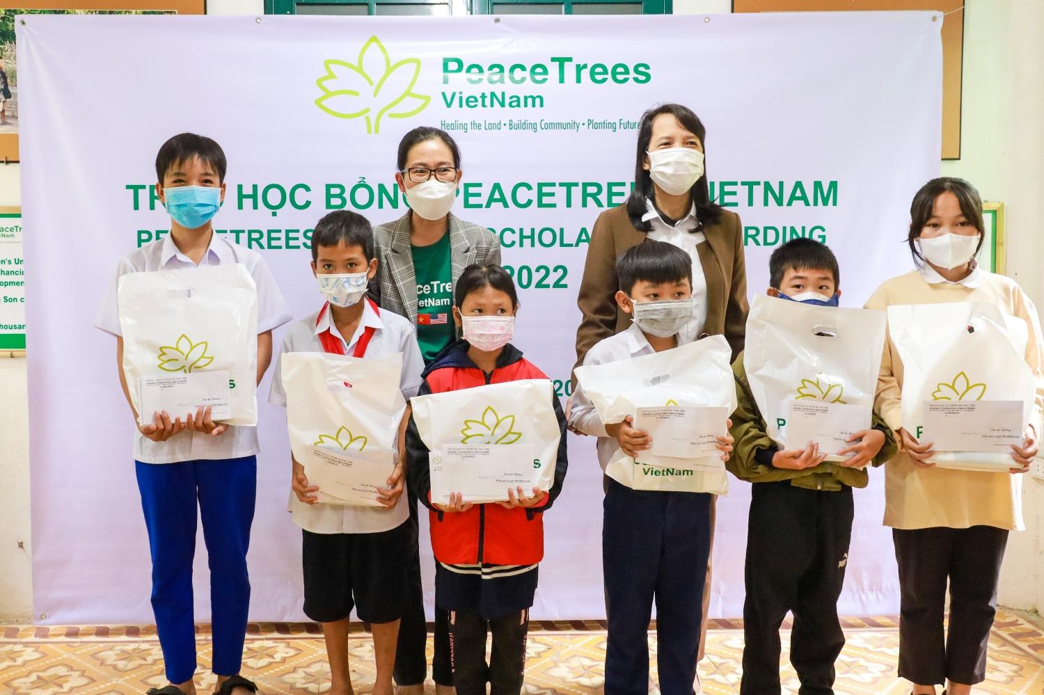 Giám đốc Sở Ngoại vụ dự trao học bổng của tổ chức Cây Hòa bình Việt Nam (PTVN) cho các em học sinh...