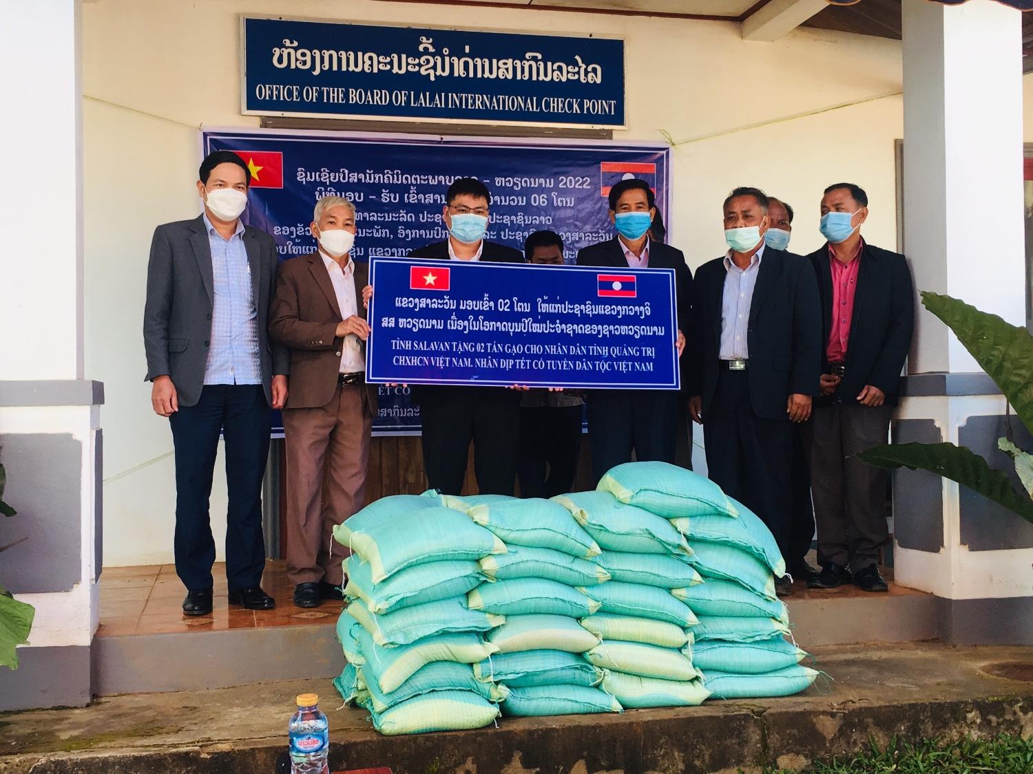 Tiếp nhận quà hỗ trợ của tỉnh Salavan, nước CHDCND Lào cho người dân tỉnh Quảng Trị nhân dịp Tết...