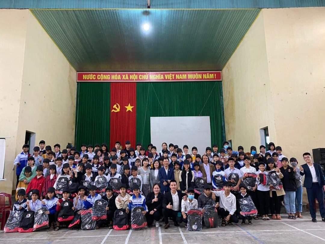 Hiệp hội hòa bình hữu nghị Hiroshima - Việt Nam trao quà tại trường THPT dân tộc nội trú tỉnh Quảng...