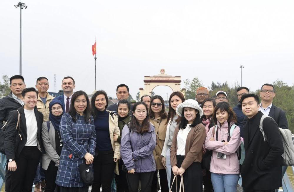 Đoàn tùy viên báo chí các đại sứ quán và phóng viên nước ngoài thăm và làm việc tại Quảng Trị