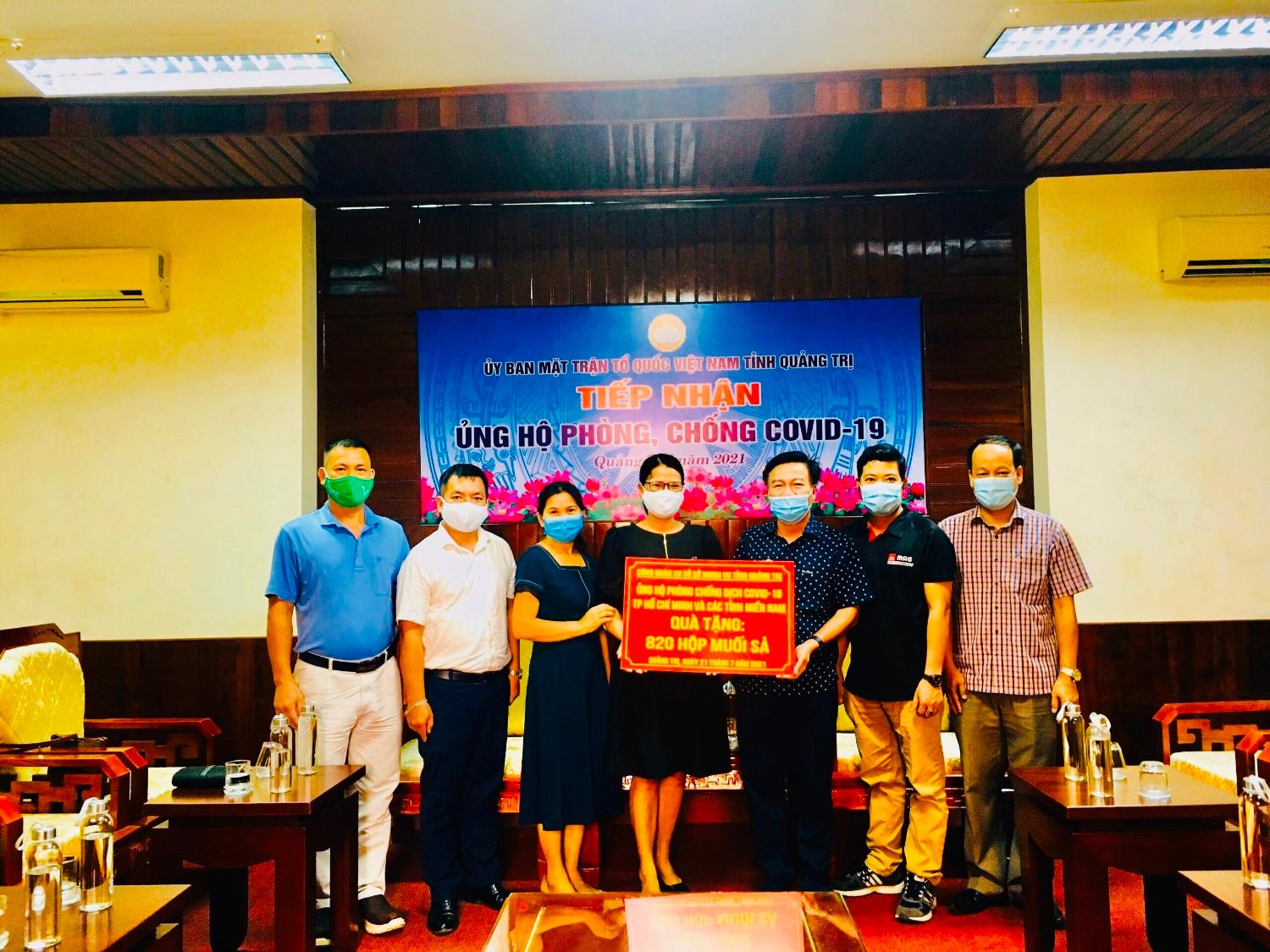 Công đoàn cơ sở Sở Ngoại vụ trao quà ủng hộ thành phố Hồ Chí Minh và các tỉnh miền Nam phòng, chống...